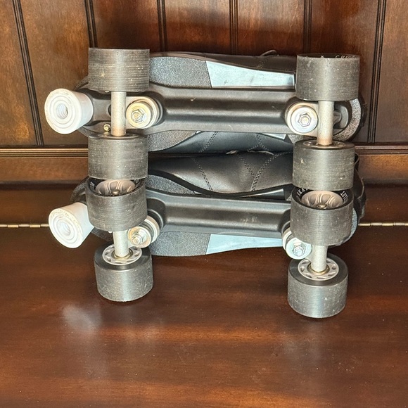 Black Men's Roller Skates - Picture 3 of 3